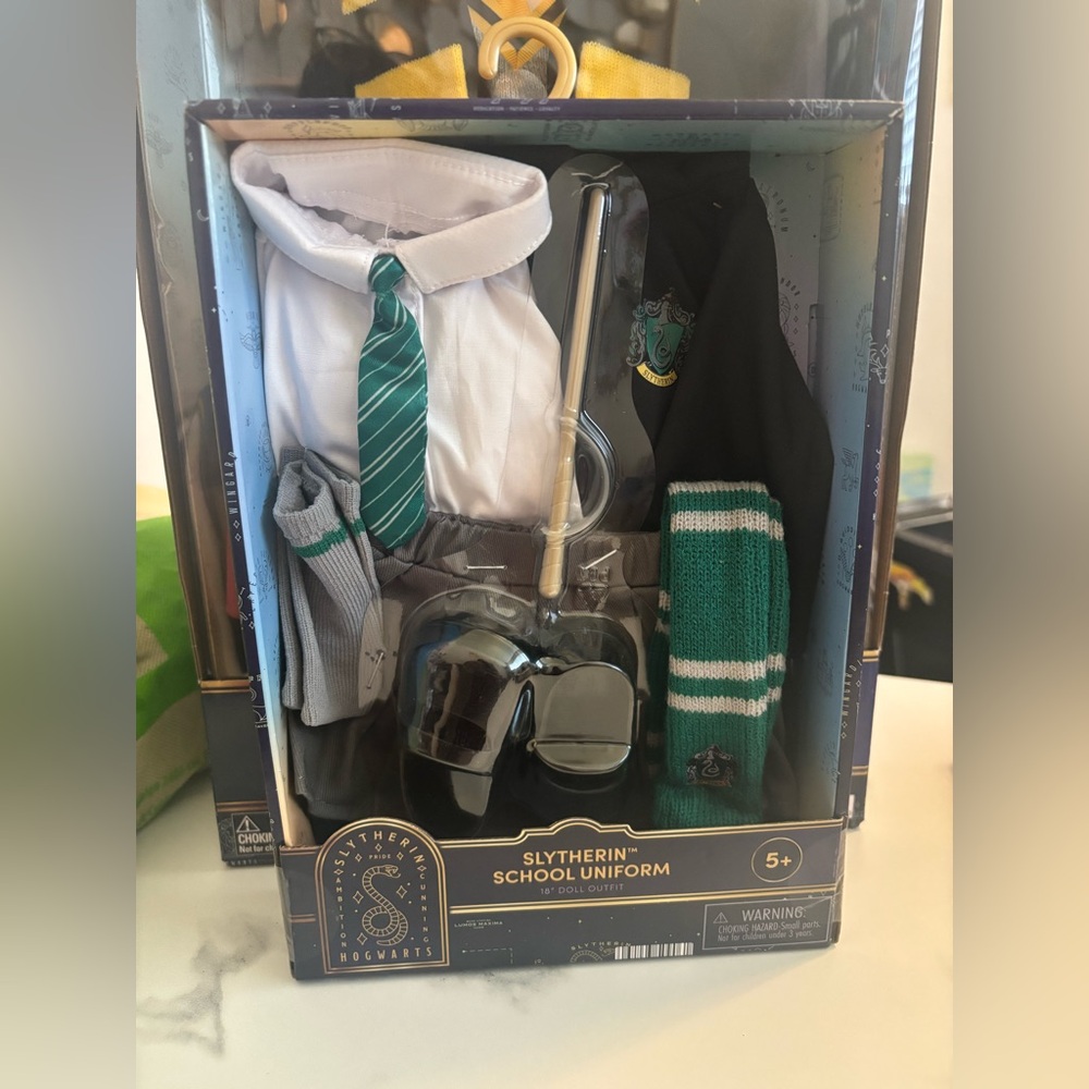 Harry Potter Doll with Hufflepuff Outfit - Picture 4 of 5